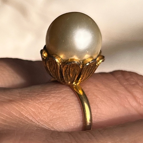 Vintage unsigned Miriam Haskell‎ Faux Pearl Gold-Tone Baroque adjustable ring - Picture 6 of 7